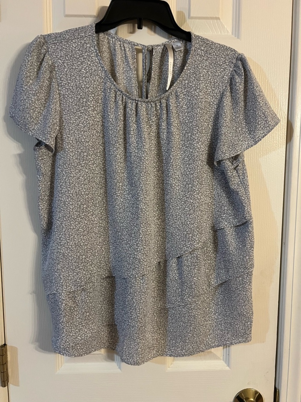 LC Lauren Conrad Gray Printed Flutter Sleeve Blouse